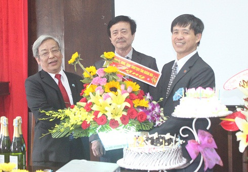 Ông Lê Xuân Thân (bên trái) tặng hoa chúc Tết tại Công ty TNHH Liên doanh kho xăng dầu ngoại quan Vân Phong.