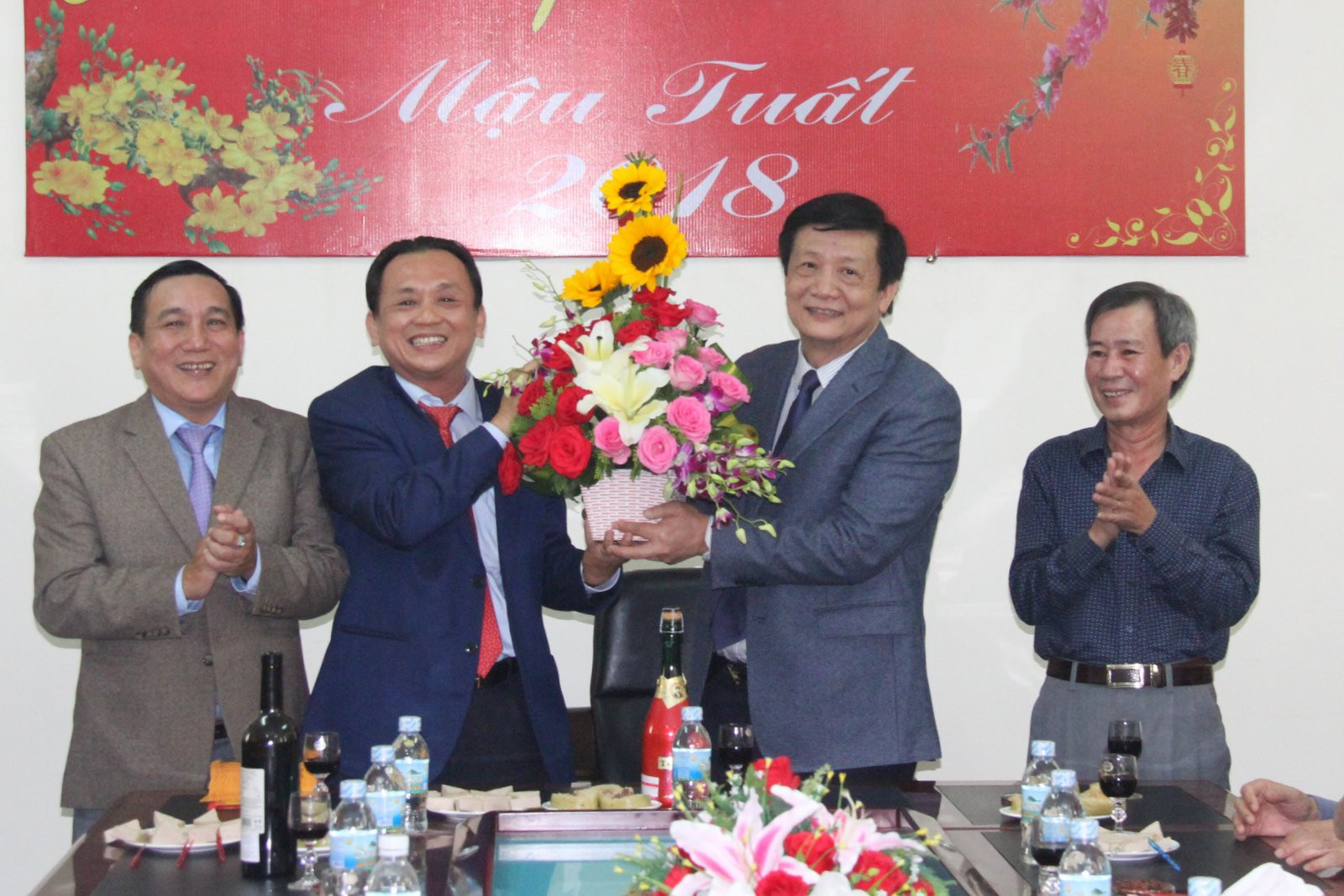 Ông Trần Sơn Hải tặng hoa chúc mừng năm mới Mậu Tuất 2018 cho Sở Tài chính 