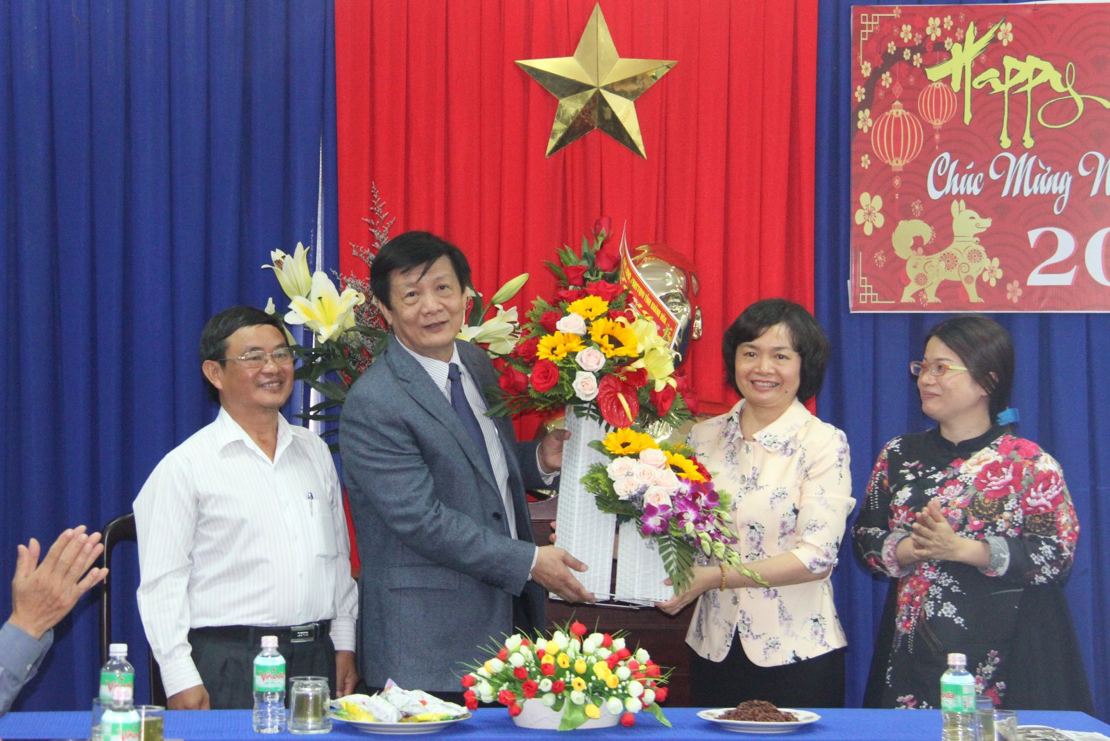 Lãnh đạo Sở Công thương nhận hoa chúc mừng của tỉnh Khánh Hòa