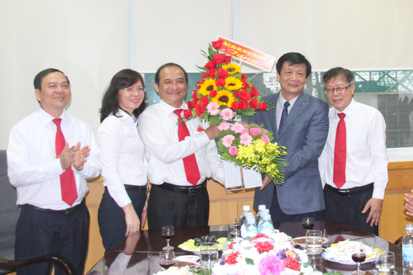 Ông Trần Sơn Hải trao lẵng hoa chúc mừng năm mới của lãnh đạo tỉnh Khánh Hòa cho Agribank chi nhánh Khánh Hòa