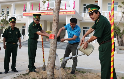 Lãnh đạo BCH BĐBP và Tỉnh đoàn Khánh Hòa trồng cây xanh.