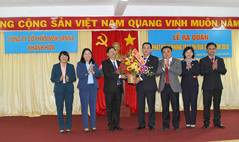 Đồng chí Nguyễn Tấn Tuân tặng hoa chúc mừng lãnh đạo Công ty TNHH Nhà nước một thành viên Yến sào Khánh Hòa nhân dịp lễ ra quân