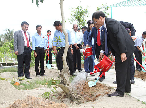 Đồng chí Nguyễn Tấn Tuân trồng cây tại Công ty Cổ phần Nước giải khát Sanna Khánh Hòa