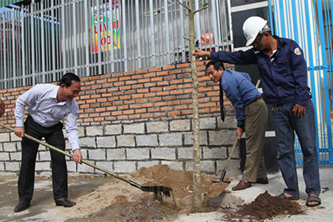 Lãnh đạo TP. Cam Ranh tham gia trồng cây