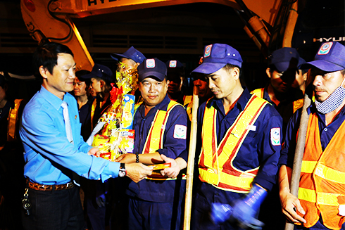 ại diện Liên đoàn Lao động TP. Nha Trang thăm, chúc Tết động viên  công nhân Công ty Cổ phần Môi trường đô thị Nha Trang làm việc xuyên Tết.