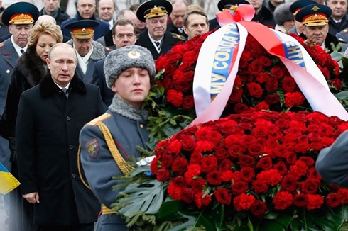 Tổng thống Putin dự lễ kỷ niệm Ngày Bảo vệ Tổ quốc của Nga, vào năm 2015. Ảnh: Reuters.