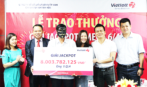 Ông Nguyễn Duy Hiền - Giám đốc Vietlott Chi nhánh Khánh Hòa (thứ hai từ trái qua) trao thưởng cho khách hàng may mắn.