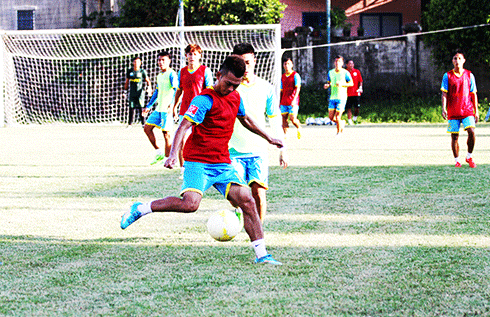 Các cầu thủ Sanna Khánh Hòa - Biển Việt Nam trong một buổi tập tại câu lạc bộ.