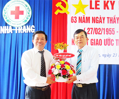 Lãnh đạo Hội Chữ thập đỏ tỉnh tặng hoa cho Thành hội.