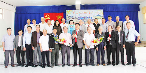 Lãnh đạo tỉnh Phú Yên chụp hình lưu niệm với đại diện người dân Phú Yên tại Khánh Hòa.