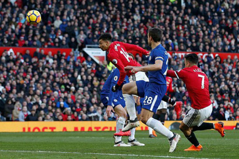 Sự điều chỉnh nhân sự đúng đắn của Mourinho đã giúp Manchester United vượt qua Chelsea.