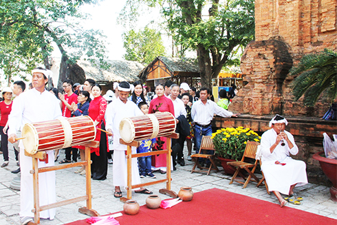 Khách du lịch xem biểu diễn âm nhạc truyền thống Chăm  tại khu di tích Tháp Bà Ponagar.