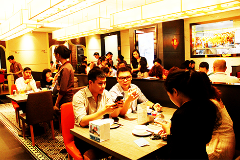 Khách du lịch sử dụng dịch vụ ẩm thực tại nhà hàng Crystal Kitchen (TP. Nha Trang).