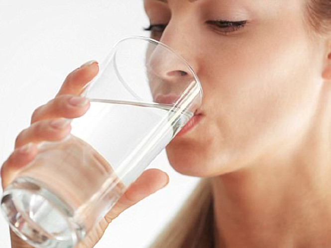 Cơ thể cần uống ít nhất 2 lít nước mỗi ngày, tùy theo chiều cao, trọng lượng và cường độ hoạt động thể chất mỗi người SHUTTERSTOCK