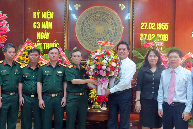 Ông Lê Thanh Quang tặng hoa chúc mừng tập thể y, bác sĩ Bệnh viện Quân y 87