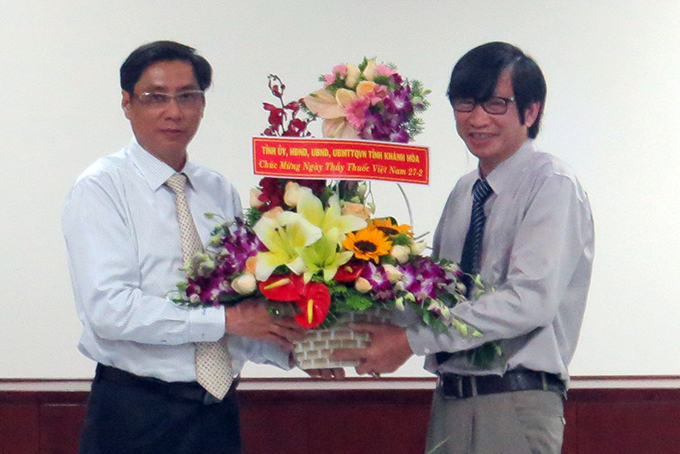 Ông Lê Đức Vinh tặng hoa chúc mừng tập thể y, bác sĩ Bệnh viện Đa khoa Tâm Trí Nha Trang