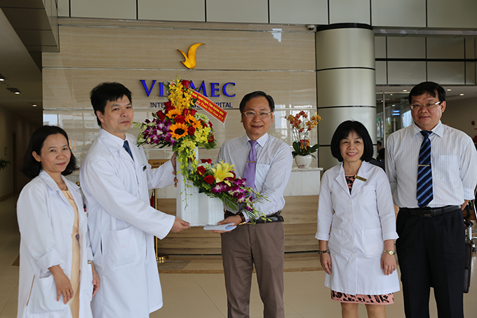Ông Nguyễn Đắc Tài tặng hoa cho Bệnh viện Vimec Nha Trang