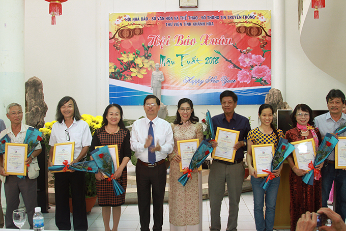 Ông Nguyễn Tấn Tuân trao thưởng cho các tác giả có tác phẩm đạt giải trong Hội báo Xuân Mậu Tuất 2018.