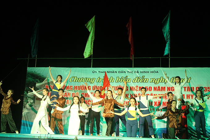 Màn hát múa Lá cờ Đảng do tập thể ca sĩ, diễn viên Trung tâm văn hóa thể thao thị xã Ninh Hòa thể hiện.