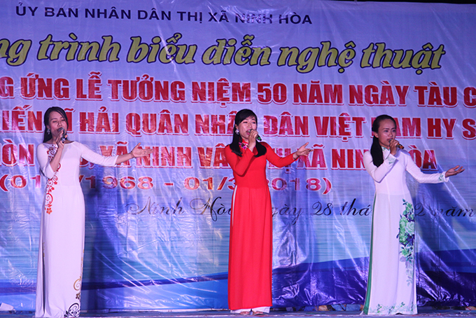 Tam ca đến từ Trung tâm văn hóa thể thao thị xã Ninh Hòa với ca khúc Biển hát chiều nay.