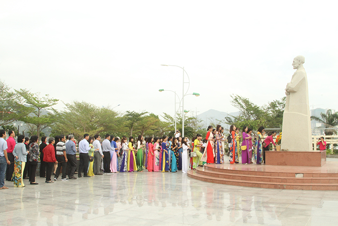 Các đại biểu dâng hương tưởng niệm bác sĩ A.Yersin tại Công viên Yersin.