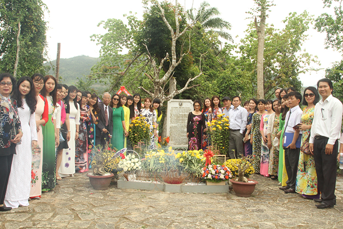 Giáo viên 2 Trường THCS Yersin ở Nha Trang và Cam Lâm chụp hình lưu niệm bên mộ bác sĩ A.Yersin.