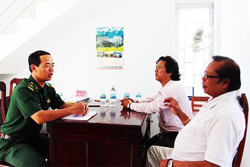 Thiếu tá Nguyễn Cảnh Dương nắm bắt thông tin từ các ngư dân.