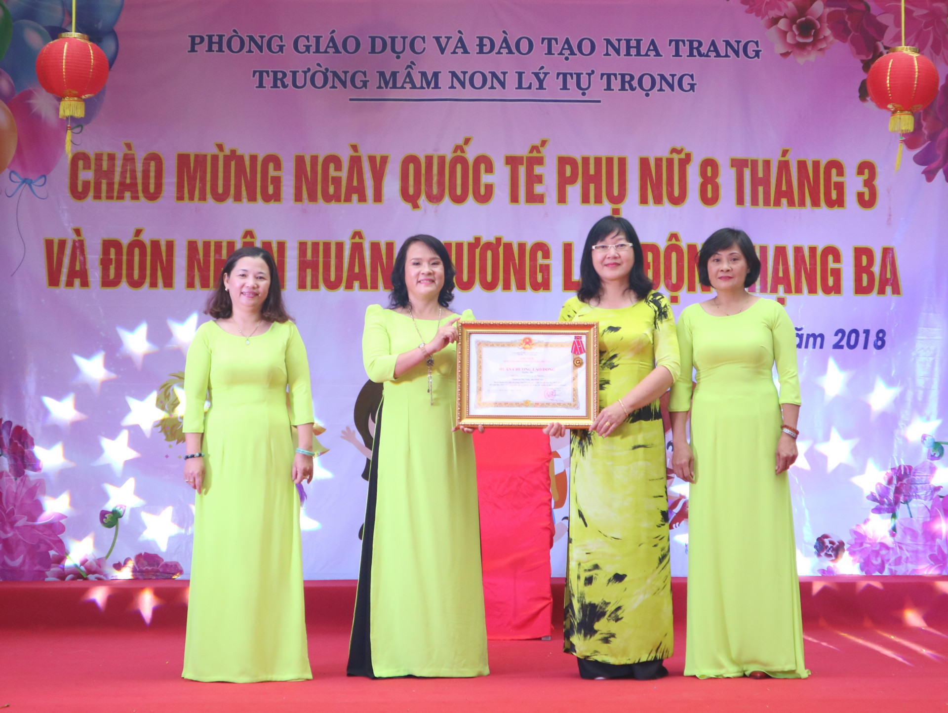 Lãnh đạo Sở Giáo dục và Đào tạo Khánh Hòa trao Huân chương Lao động của Chủ tịch nước cho nhà trường.