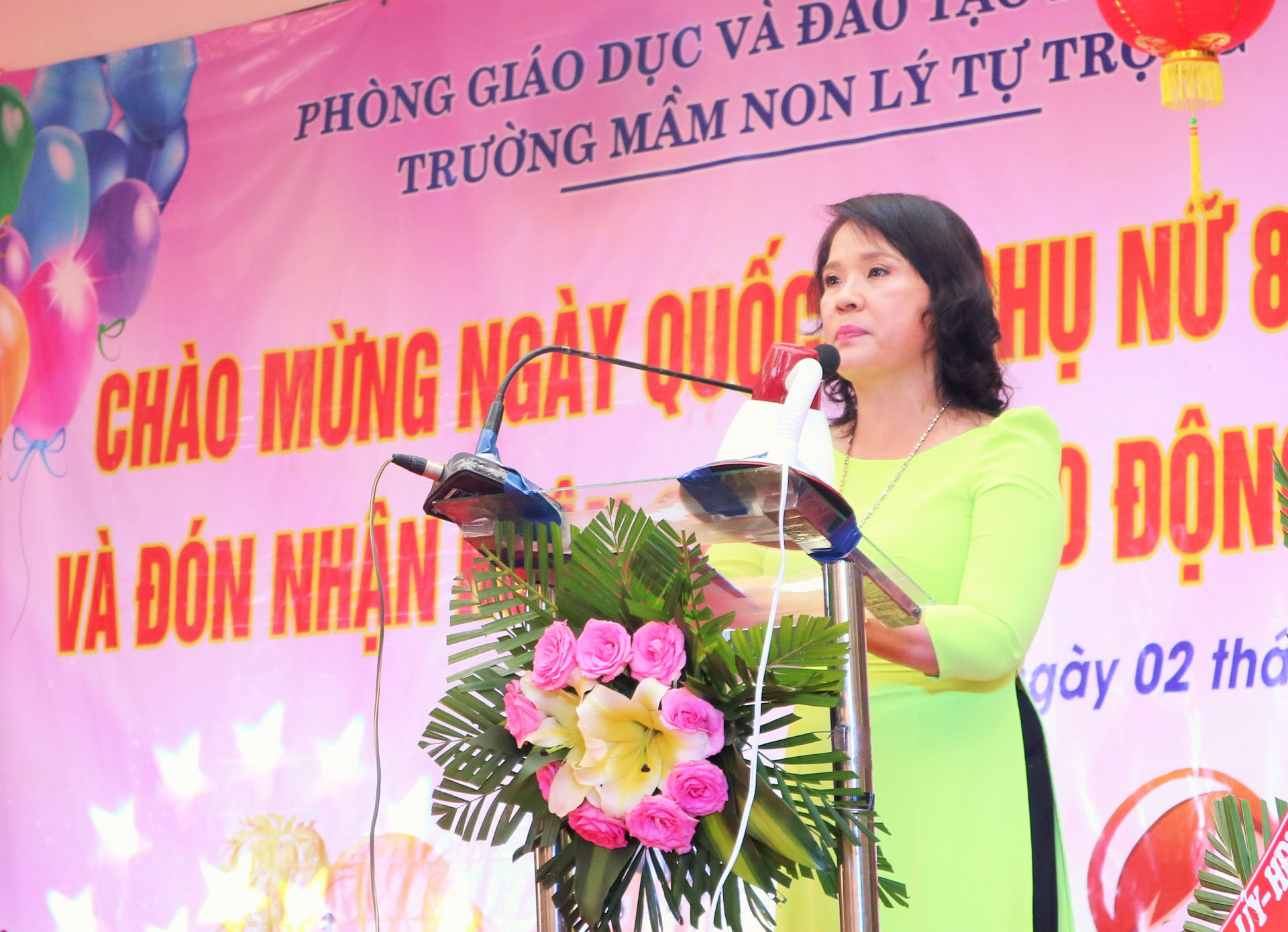 Cô Bùi Thị Thu Hà - Hiệu trưởng nhà trường phát biểu tại buổi lễ. 