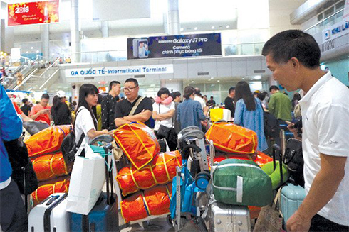 Khách Trung Quốc với những túi hàng hóa ở sân bay Cam Ranh.