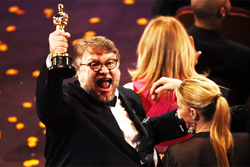 Đạo diễn Guillermo del Toro với tượng vàng Oscar cho The Shape of Water. Ảnh: Internet