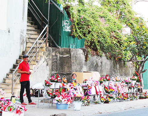 Chiều 7-3, các điểm bán hoa tươi  ở cầu vượt Phạm Văn Đồng vẫn vắng khách.