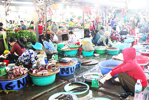 Vào buổi sáng nhưng hàng cá chợ Phước Thái đìu hiu, vắng khách. 