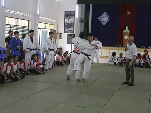Đoàn Judo Nhật Bản biểu diễn kỹ thuật, đòn thế trong buổi giao lưu.