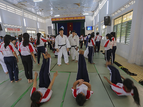 Các vận động viên Nhật Bản hướng dẫn kỹ thuật cơ bản trong tập luyện môn Judo cho các em học sinh trường