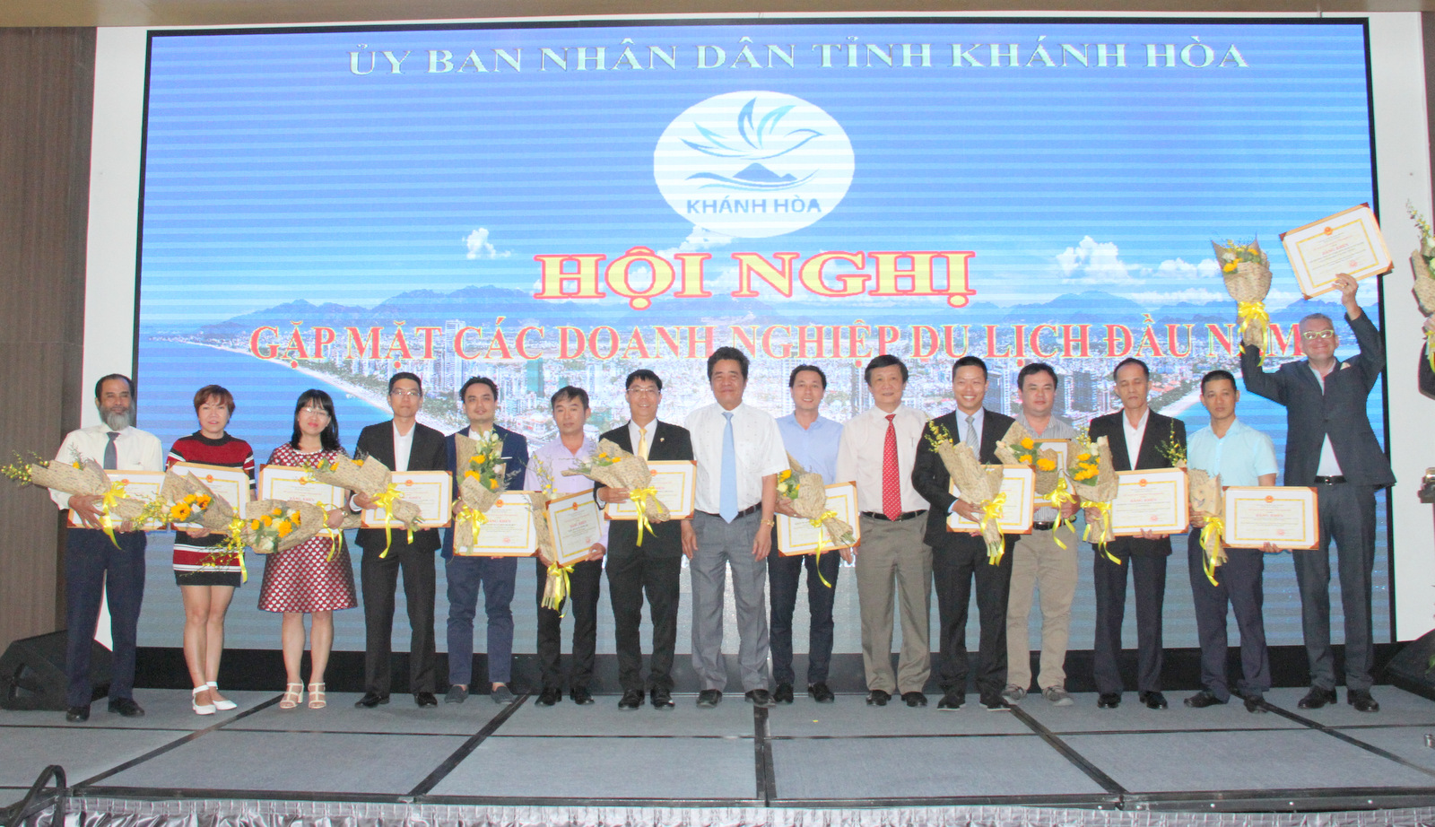 Lãnh đạo tỉnh Khánh Hòa trao bằng khen cho 14 doanh nghiệp có thành tích trong kinh doanh du lịch năm 2017