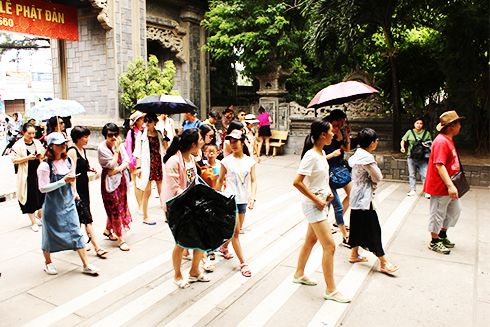 Khách du lịch tham quan chùa Long Sơn.