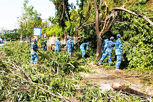 Cán bộ, học viên Học viện Hải quân tham gia khắc phục hậu quả cơn bão số 12 năm 2017.