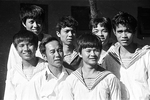 Thuyền trưởng Vũ Huy Lễ và các chiến sĩ tàu HQ 505 tại Vùng 4 Hải quân năm 1988. (Ảnh: Nguyễn Viết Thái)