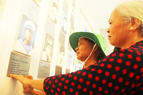 Người thân của liệt sĩ Nguyễn Xuân Thủy (Nam Định) thăm khu tưởng niệm Gạc Ma