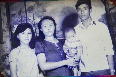 Tấm ảnh duy nhất liệt sĩ Đinh Ngọc Doanh chụp chung với vợ và con gái.