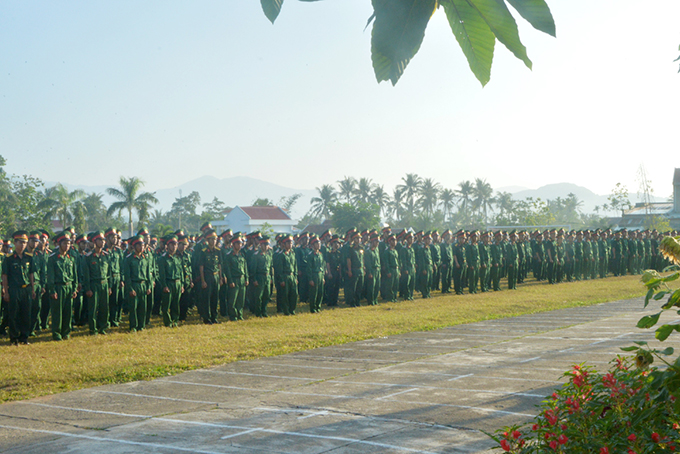 Các cán bộ đơn vị và chiến sĩ mới tại buổi khai mạc khóa huấn luyện.