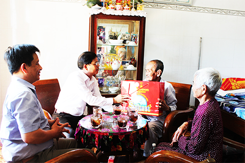 Nguyễn Tấn Tuân tặng quà  cho gia đình liệt sĩ Tuấn.