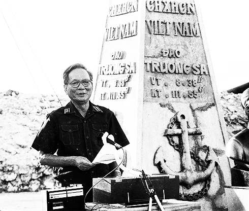 Đại tướng Lê Đức Anh phát biểu tại đảo Trường Sa.  Ảnh: Nguyễn Viết Thái