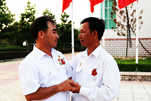 Cựu binh Lê Minh Thoa (bên trái) gặp lại đồng đội.