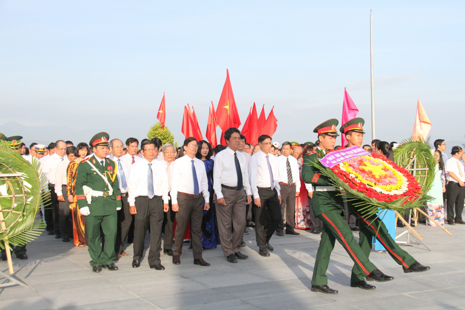  Đoàn đại biểu Tỉnh ủy, HĐND, UBND và Ủy ban MTTQ Việt Nam tỉnh Khánh Hòa dâng hoa tại Khu tưởng niệm Gạc Ma