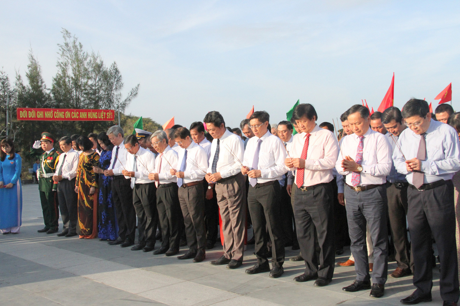 Lãnh đạo tỉnh Khánh Hòa dâng hương tưởng nhớ các anh hùng, liệt sĩ hy sinh vì bảo vệ chủ quyền biển, đảo