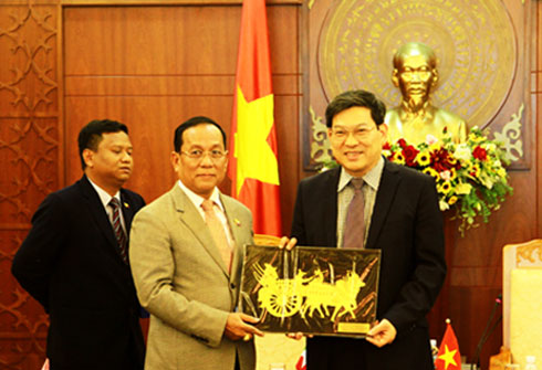 Nguyễn Duy Bắc nhận quà lưu niệm từ Trung tướng Ye Aung.