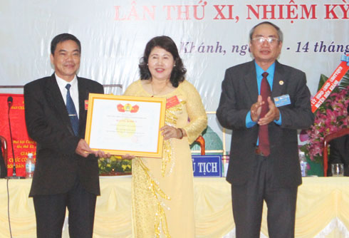Đại diện Liên đoàn Lao động tỉnh tặng bằng khen cho  Liên đoàn Lao động huyện Diên Khánh.