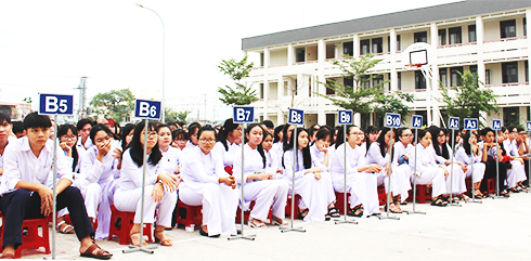 Học sinh Trường THPT Phạm Văn Đồng trong buổi sinh hoạt đầu tuần, lồng ghép tuyên truyền về tác hại của thuốc lá.